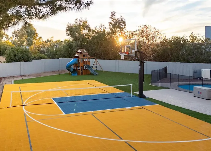 Pickleball Court Movie Theater Puttputt Hottub Ferienhaus
