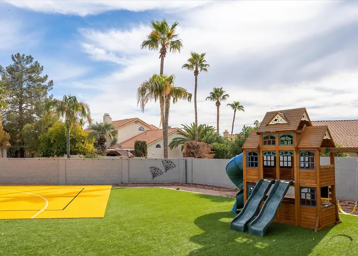 Pickleball Court Movie Theater Puttputt Hottub Ferienhaus