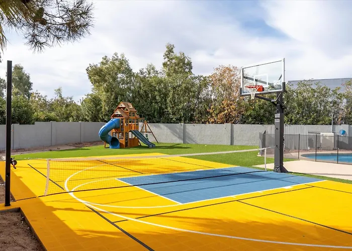 Pickleball Court Movie Theater Puttputt Hottub Ferienhaus