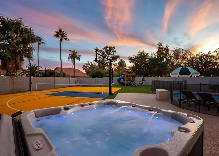 Pickleball Court Movie Theater Puttputt Hottub Ferienhaus