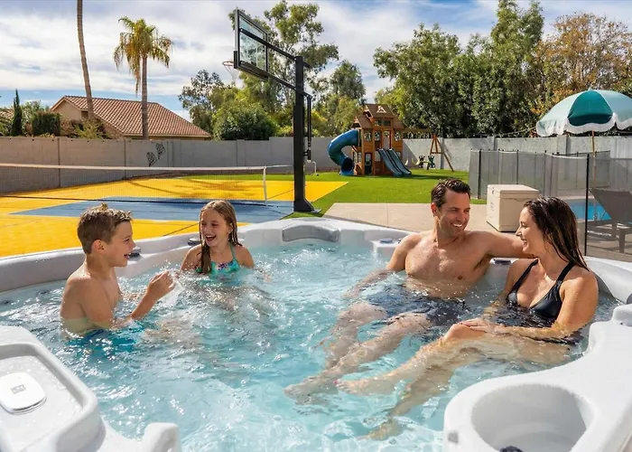 Pickleball Court Movie Theater Puttputt Hottub Ferienhaus