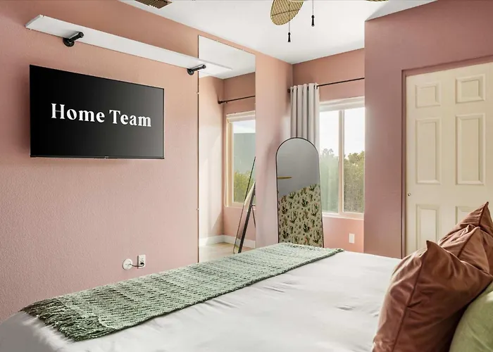 Pickleball Court Movie Theater Puttputt Hottub Ferienhaus
